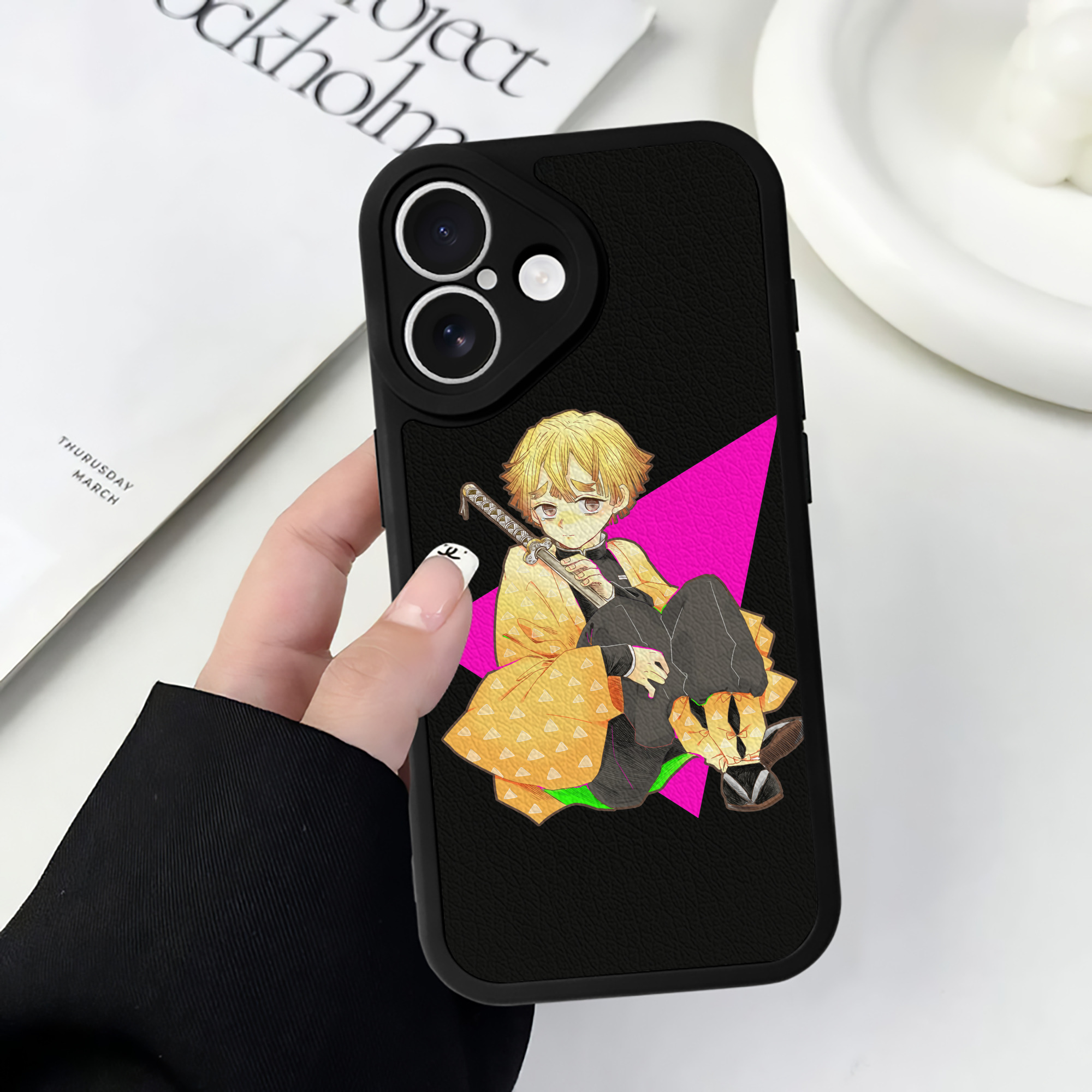 （画像用） 鬼滅の刃（きめつのやいば）我妻 善逸／あがつま ぜんいつ Agatsuma Zenitsu 【iPhone 16シリーズ対応】シリコンスマホケース（レザー調） 材質：シリコン